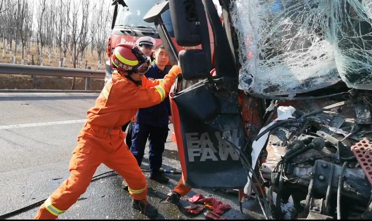 黃驊新聞最新消息，車禍?zhǔn)录饛V泛關(guān)注